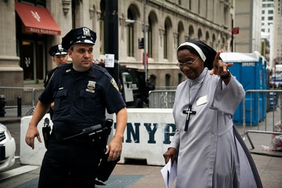 警察帮助一个修女
